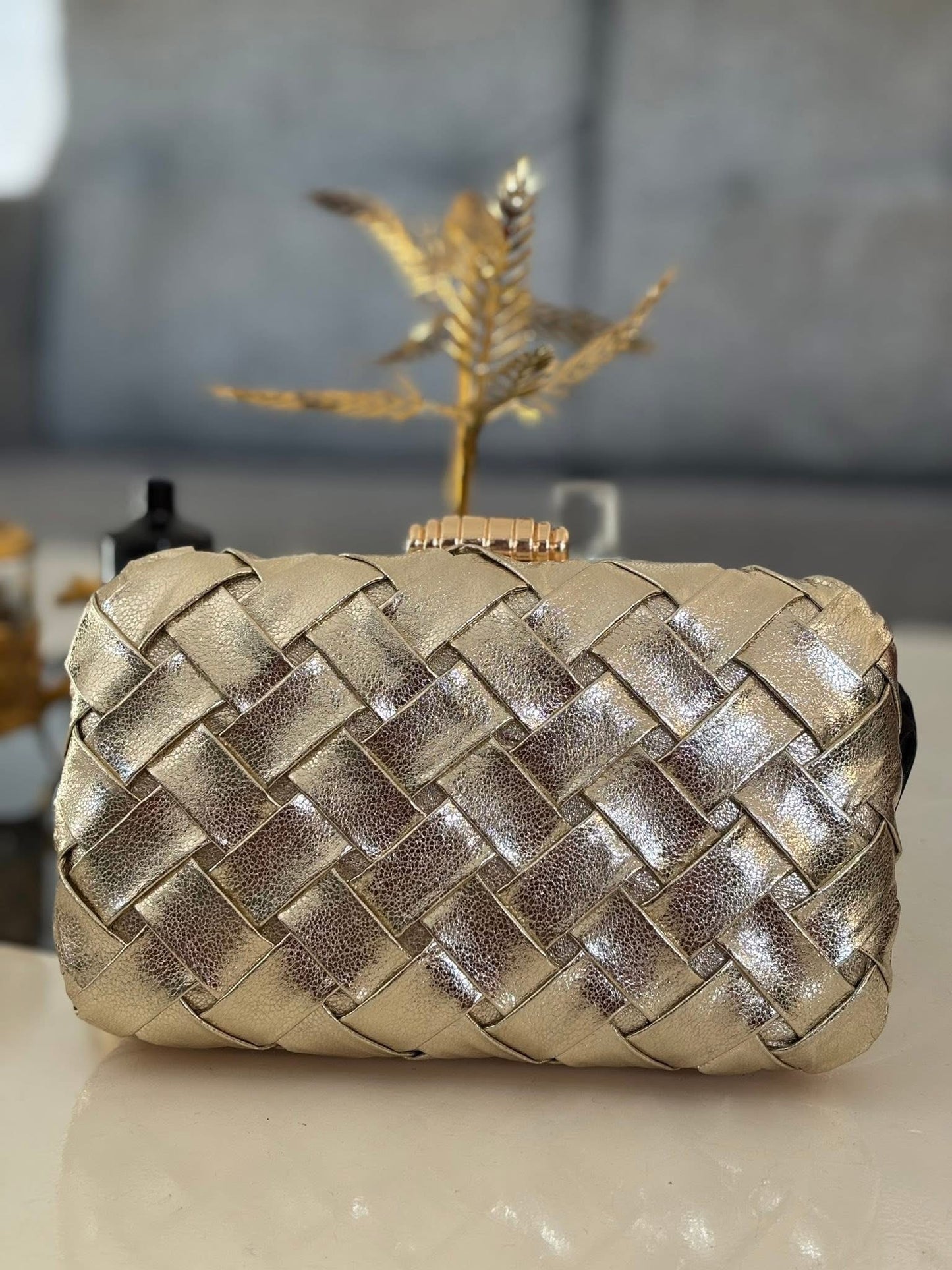Or Tressé – Pochette Texturée de Luxe
