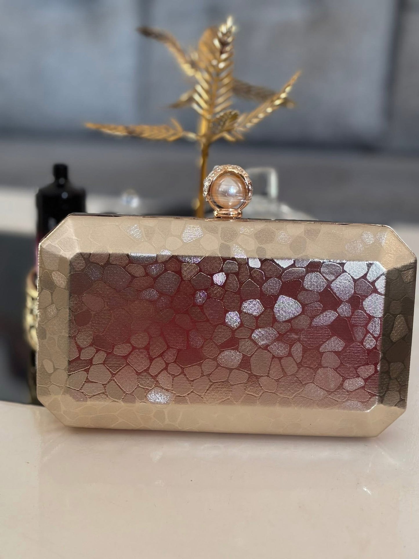 Perle d’Éclat – Pochette de soirée Reflets dorés